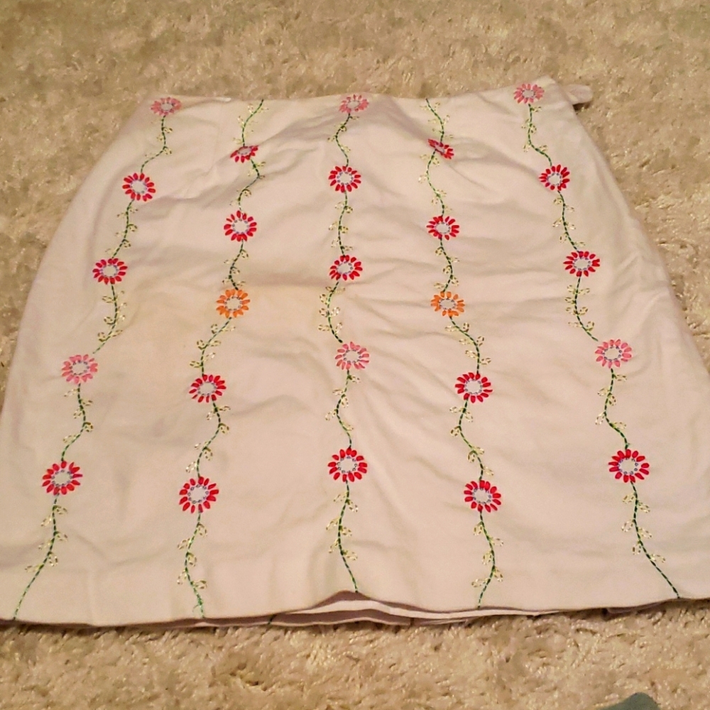 Embroidered white lined skirt with stretch